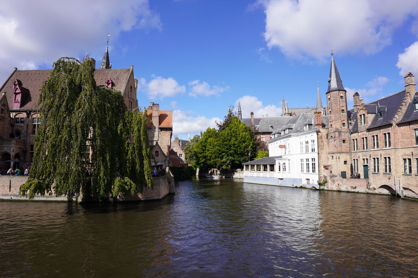 Canal et maisons historiques de Bruges