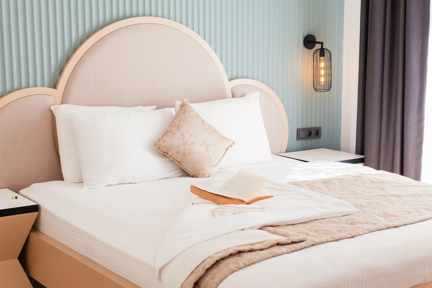Chambre élégante à la literie soignée, prête pour l’arrivée des voyageurs