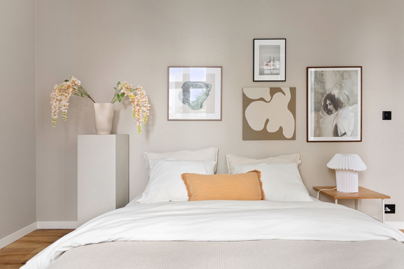 Chambre minimaliste aux tons beiges, décorée avec soin