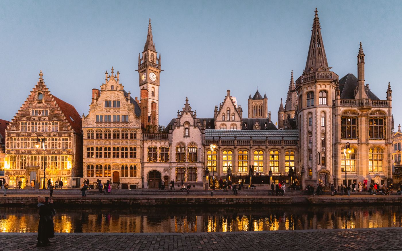 Les quais historiques de Gand au coucher du soleil