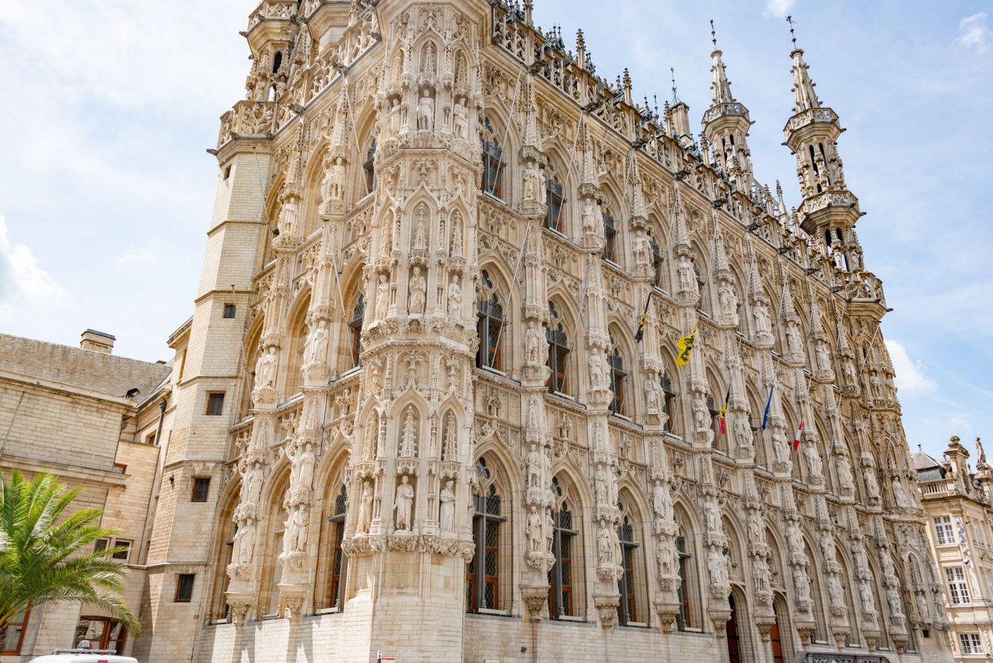 Façade gothique de l’hôtel de ville de Louvain, dans le Brabant flamand
